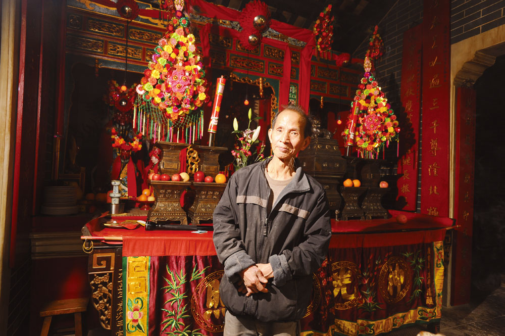 移民多年後，落葉歸根，當上北帝廟廟祝多年的彭煌華，對供奉習俗，瞭如指掌。
