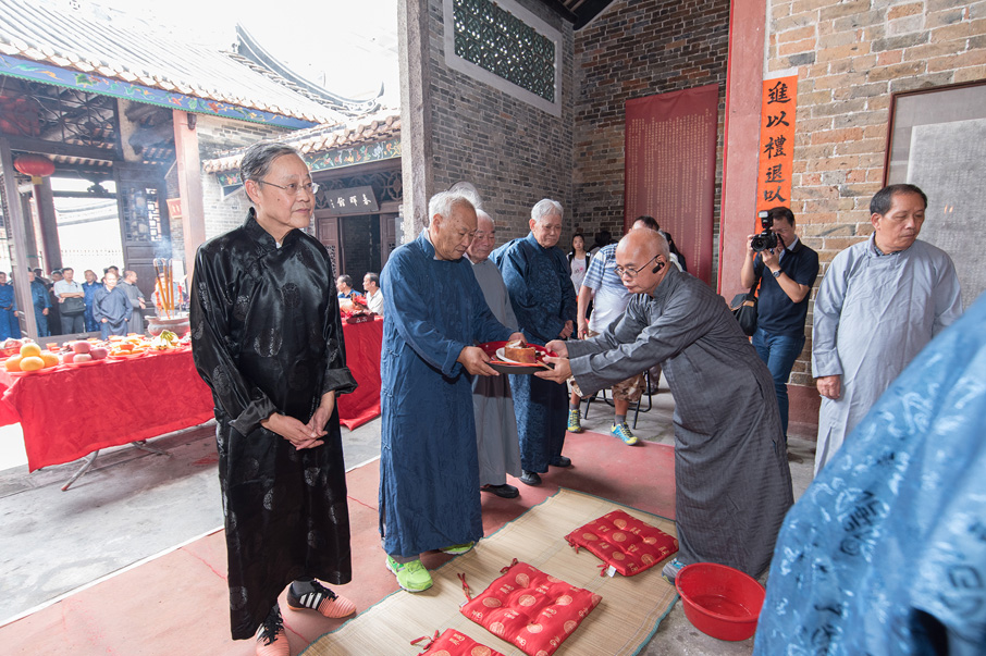 祠堂舉行秋祭按長幼分先後，全程由多名禮生打點。03 | 鄧族各房 後人齊集荃灣祖墳「半月照潭」拜祭。