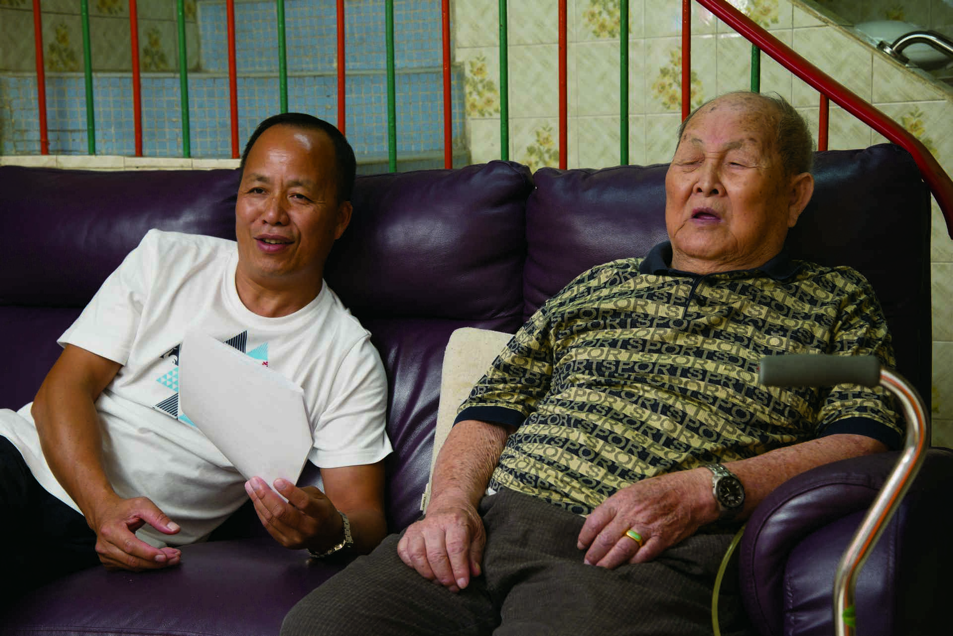 張明合（右）憶述一家人在艇上的日子，百般滋味，令五子張漢平跟隨神遊往昔。