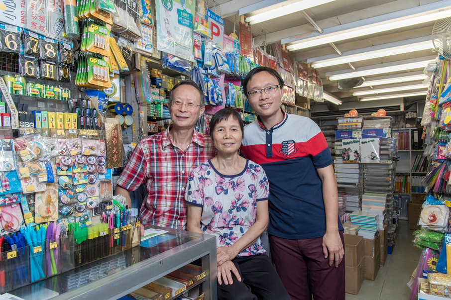 雖然文具店擺放眾多款式的文儀用具，只要客人道出想買產品，吳氏一家總會手到拿來送到顧客手上。
