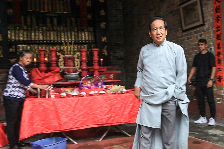 厦村禮生鄧季良，經常到祠堂，禮讚先人褔蔭，一起共享菜餚。