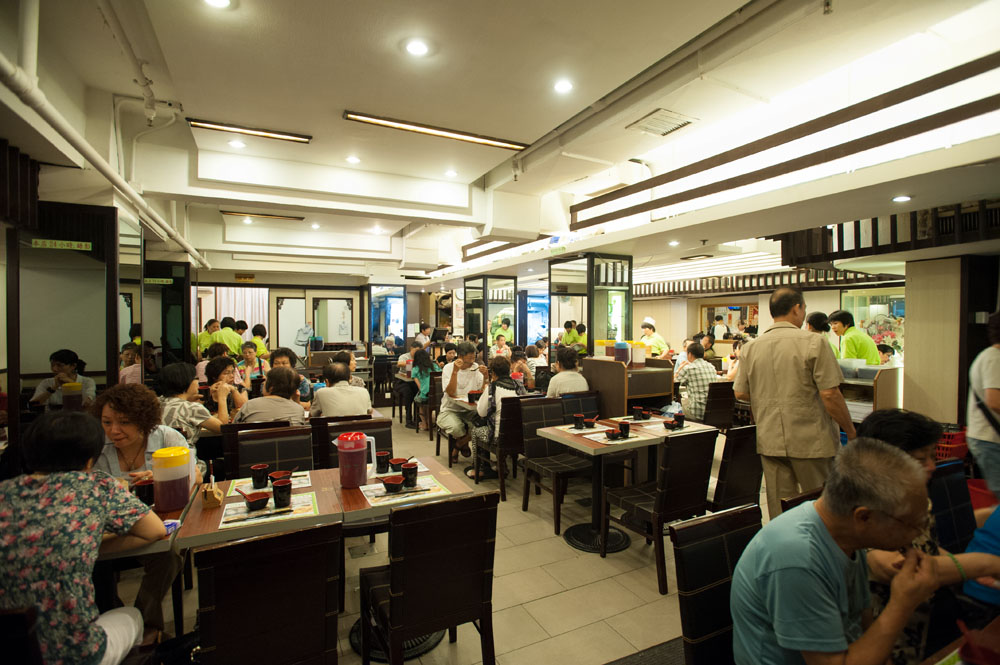沒有華麗裝潢，格局平民化，只以美食見稱。