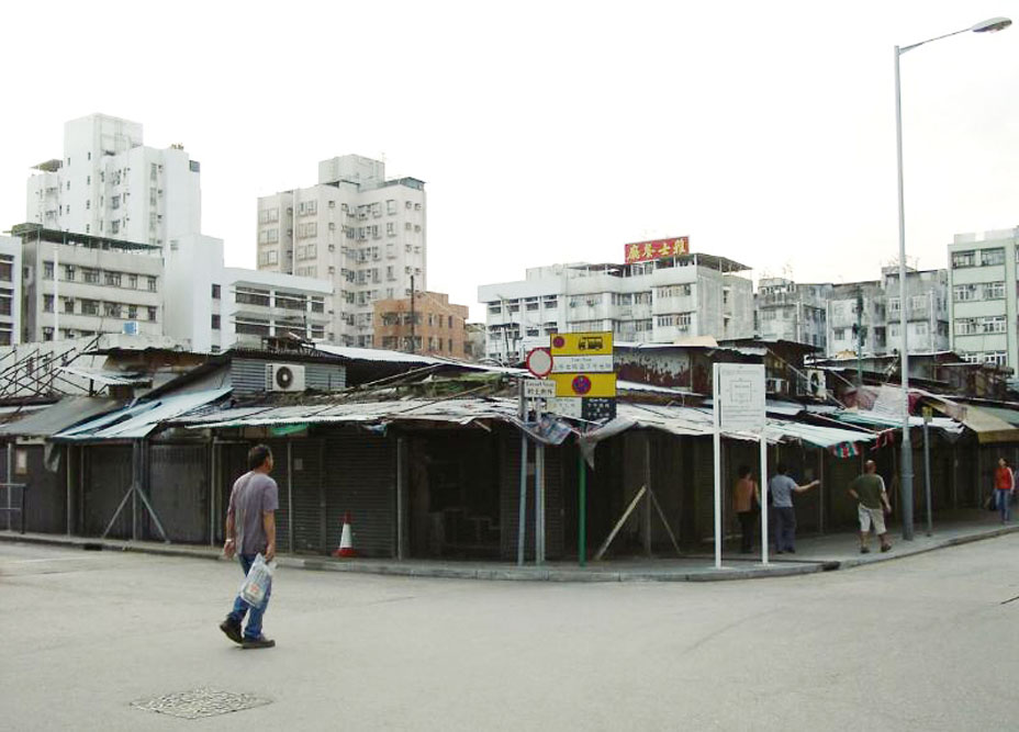 聯和市場外的攤檔，都是臨時簡陋搭建，商戶大多是附近居民，多年來彼此間都能守望相助。(照片提供：郭寶鈞)