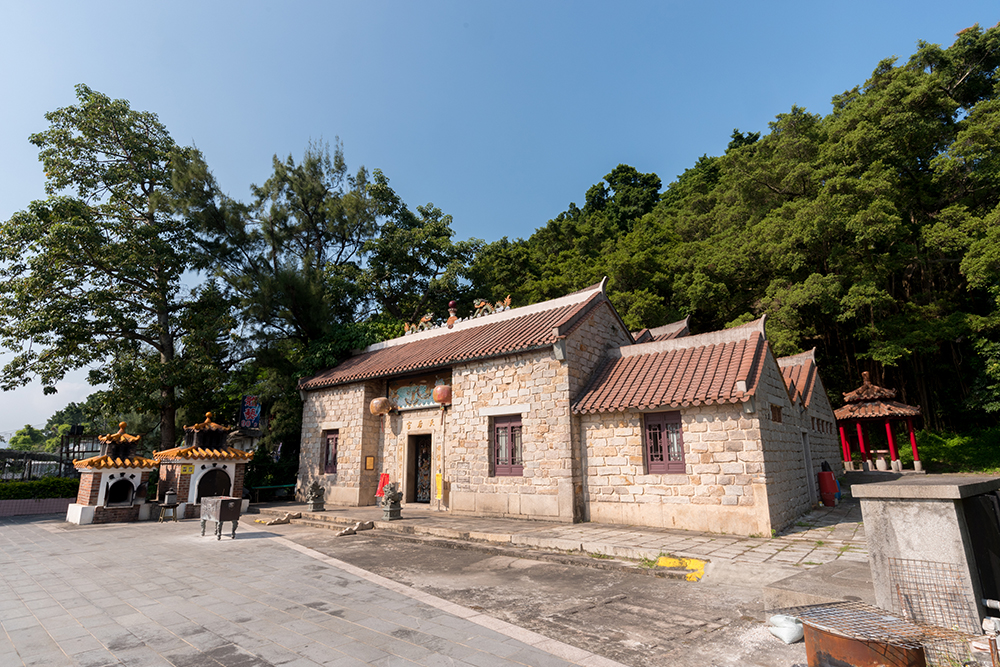 茶果嶺天后廟是一所以麻石興建的廟宇，甚具特色。