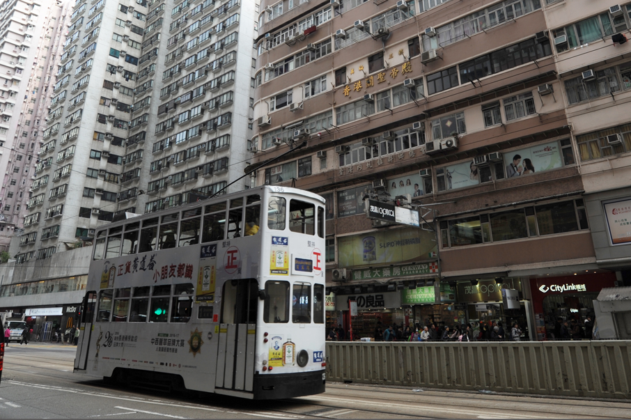 英皇道上的美輪大廈有不少福建神壇進駐其中。
