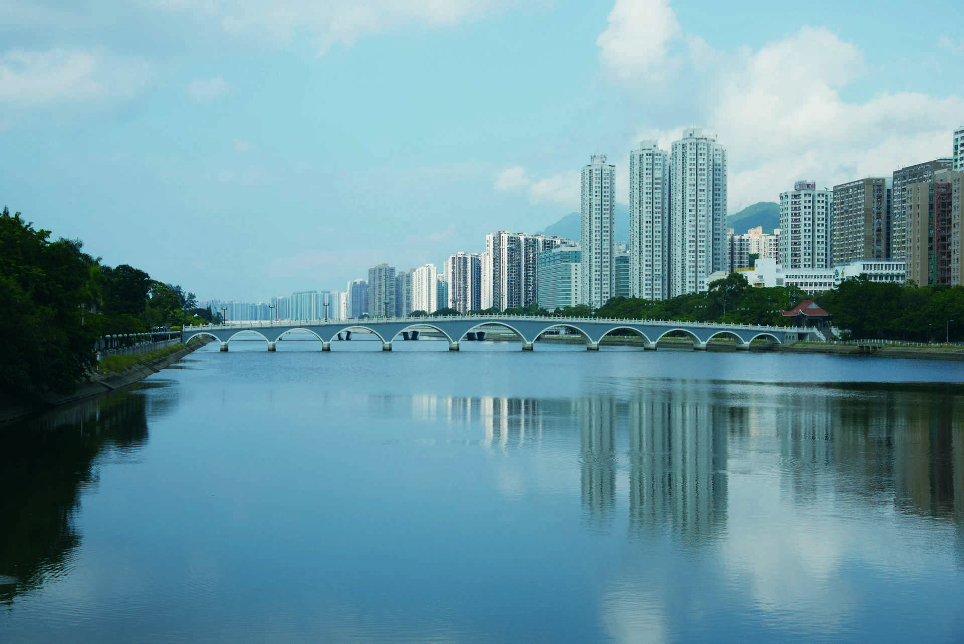 河道兩旁加上綠化，道路橋樑連接不同的區域，方便居民穿梭往還。
