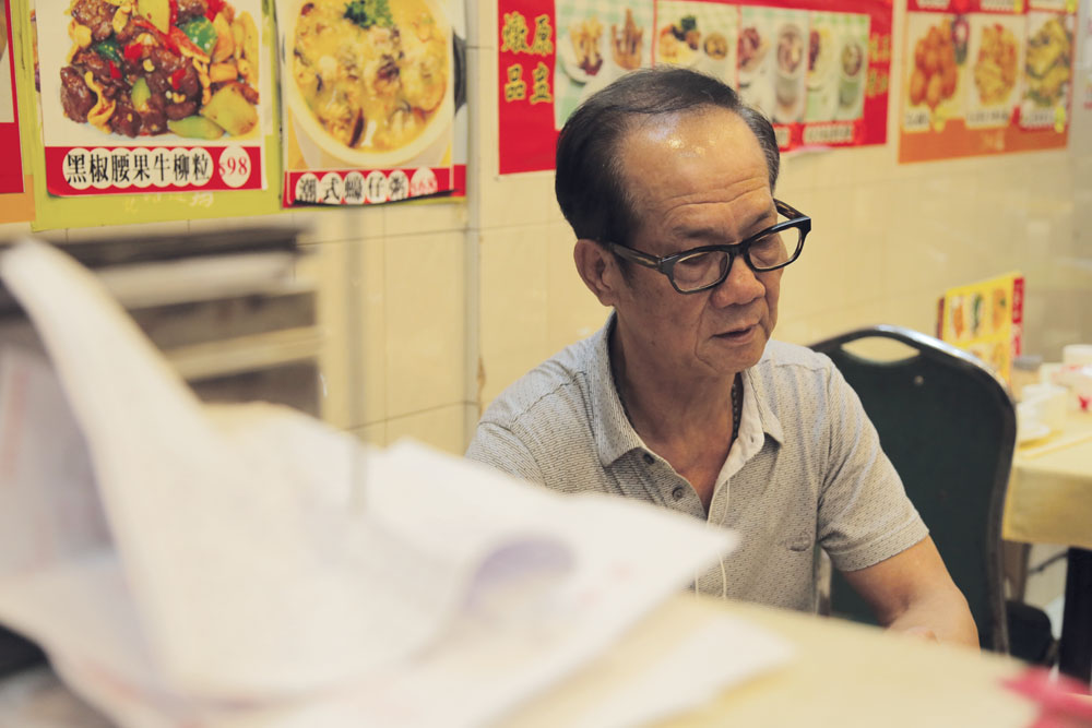 燦記路邊雞的故事由冼老闆娓娓道來。