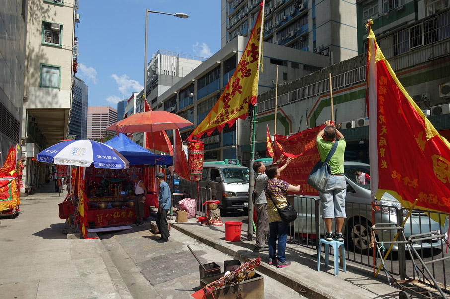 農曆三月廿三日天后誕，北角商販在馬寶道設置神壇給街坊上香。