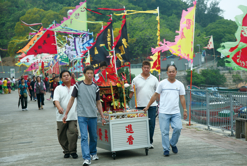 農曆三月十八日有不同組織抬著天后像和祭品前往西灣天后宮進香。