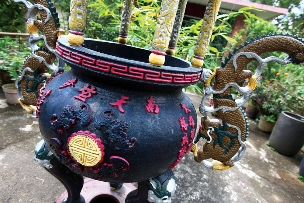 寺廟內多鑄有大鼎，為「佛前五供」之一。五供是為香爐，一對花觚，一對燭臺。