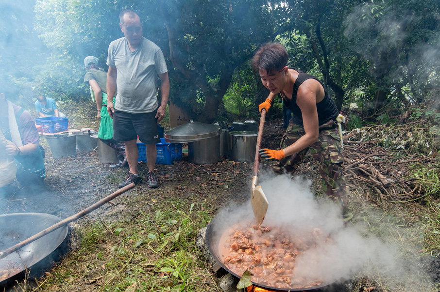 龍鼓 灘食山頭由三家人合作投得，至今已超過百年，踏入第四代。