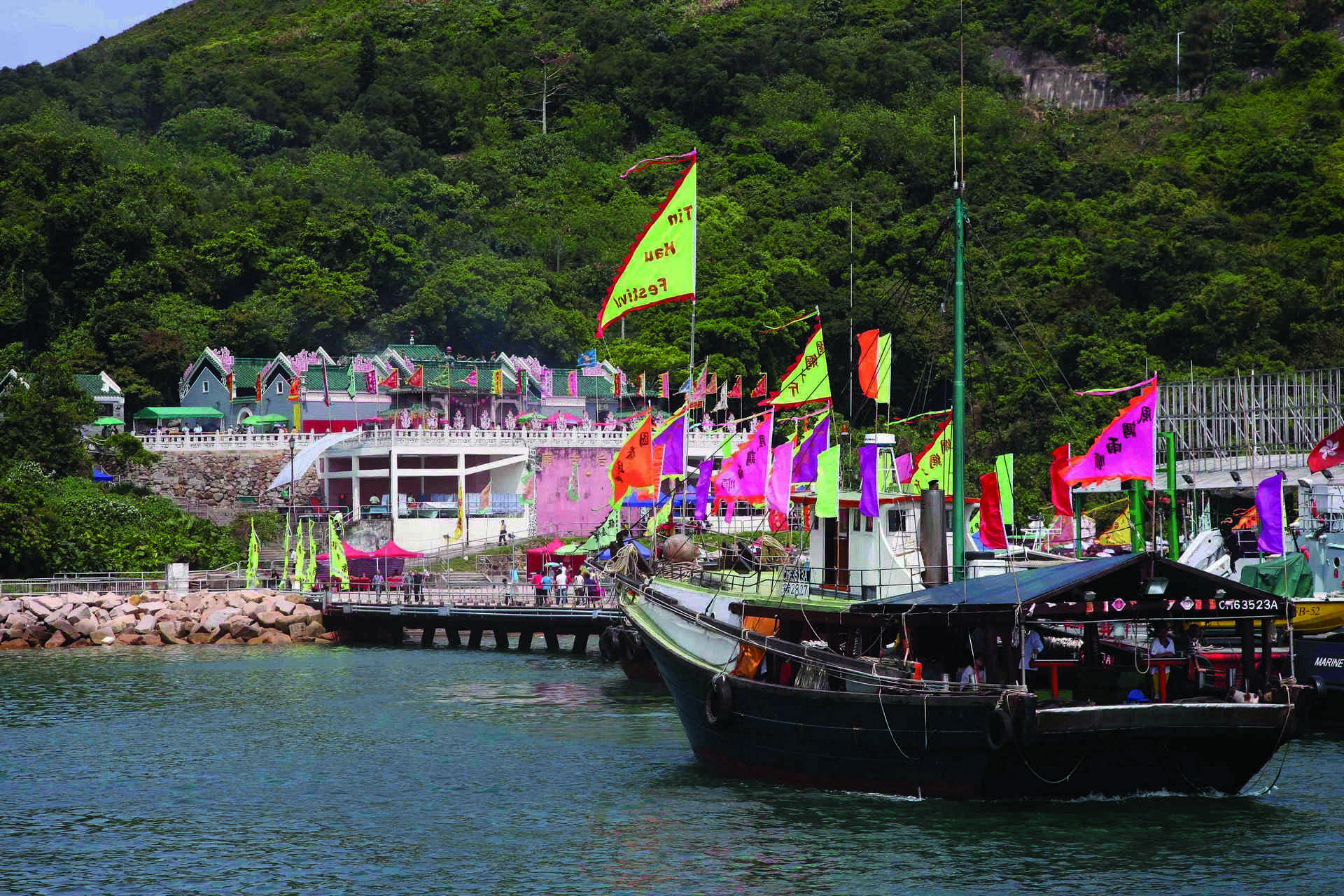 大廟是香港三百餘座天后廟中最古老的一間，天后誕當天參拜善信達三四萬人。