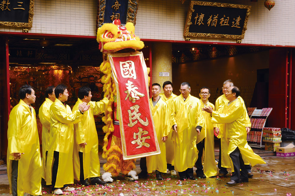 眾參予者在舞獅儀式高潮後，祈求國泰民安。