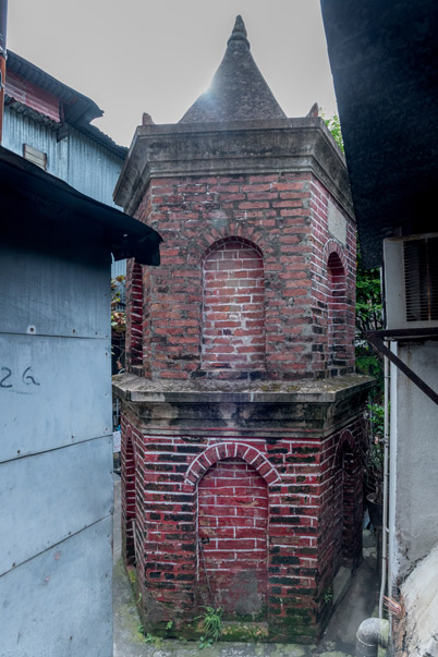 薄扶林村最古老的建築物是建於1916年的李靈仙姐塔。