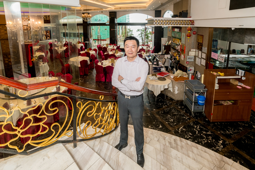 為求能於眾酒家中突圍，羅谷瑜一改小本經營模式，婚宴場地裝潢採用宮廷風格設計，氣派十足。