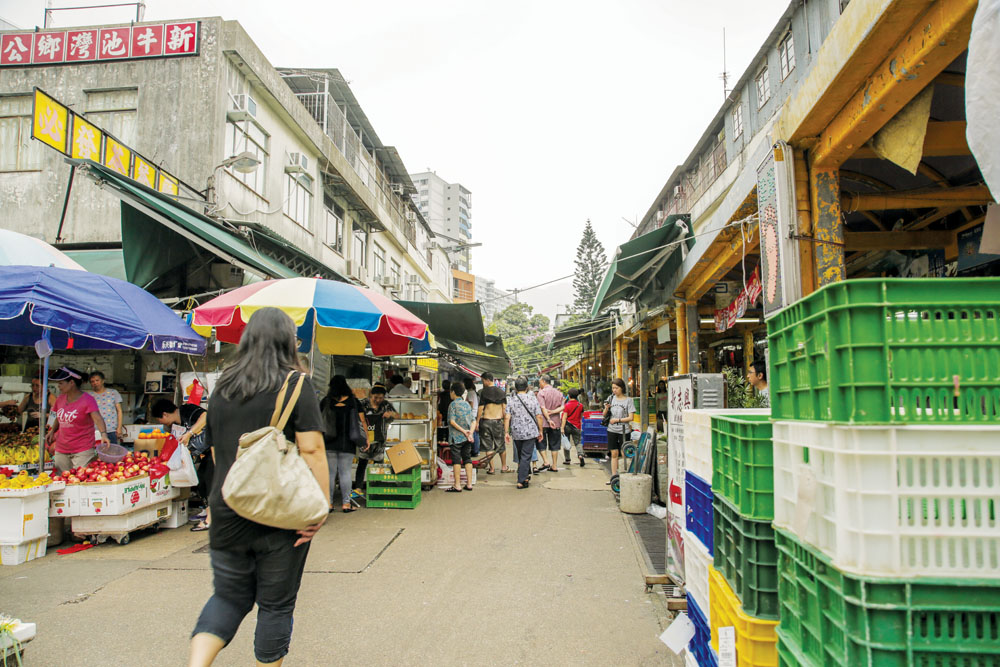 牛池灣鄉早年的村屋，已被後期興建地鐵站而獲賠償的兩層高樓房取代。