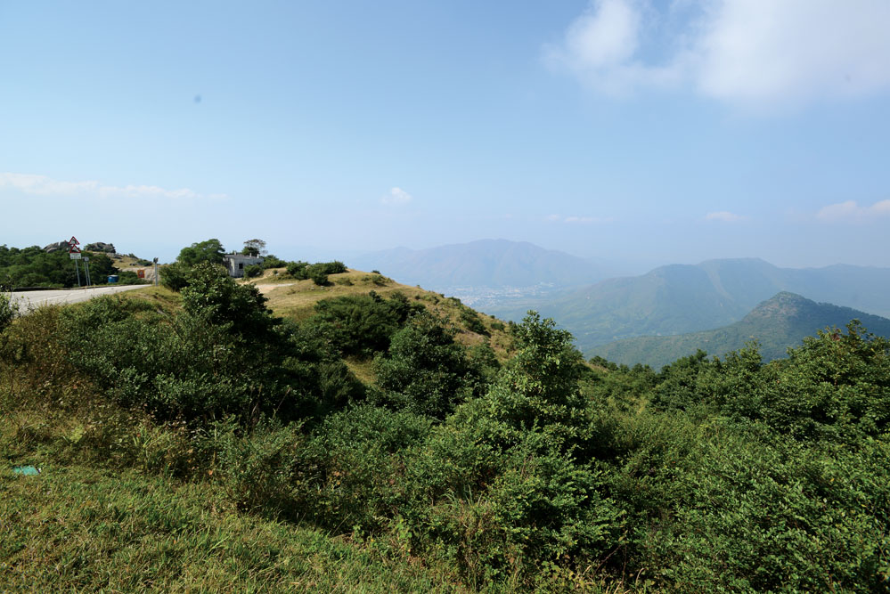 大帽山是香港最高的山峰，海拔 957 米。