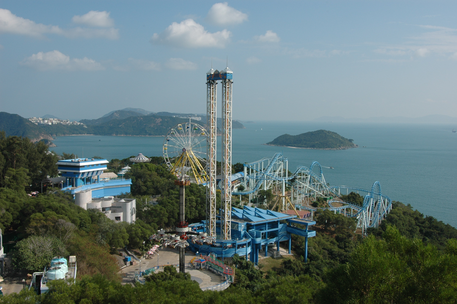 於1977年開幕的海洋公園，是黃竹坑的地標，每年吸引不少遊客。
