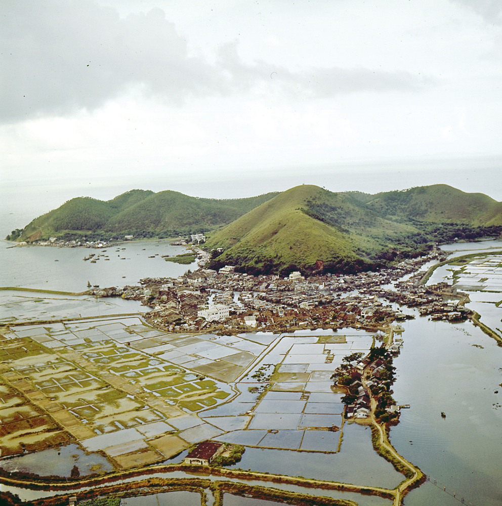 曬鹽是早年大澳居民主要產業之一。1970年代仍可見鹽田，現在已成絕響。