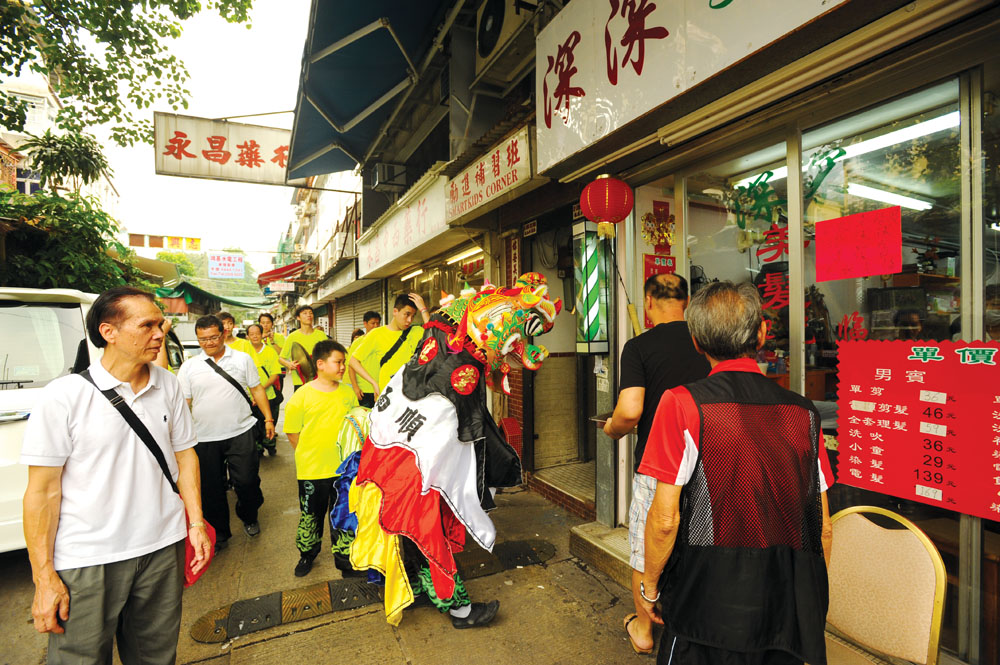 大王爺誕當天有客家麒麟到鄉內各商店賀誕。