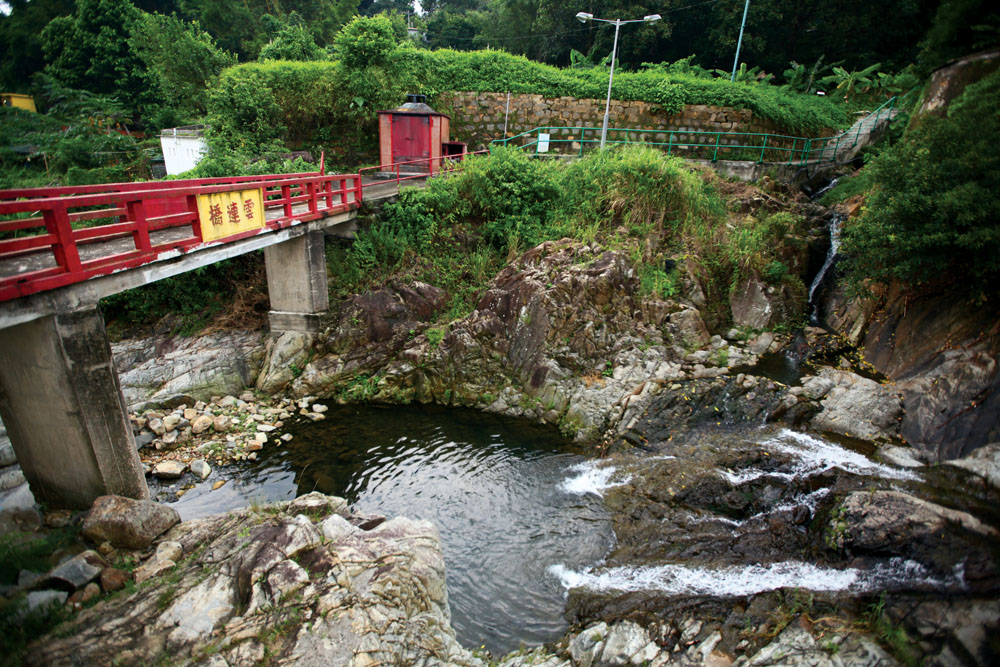 船廟建於荃灣老圍村三疊潭畔，西面設有一座「雲連橋」跨過三疊潭，以連接對岸。