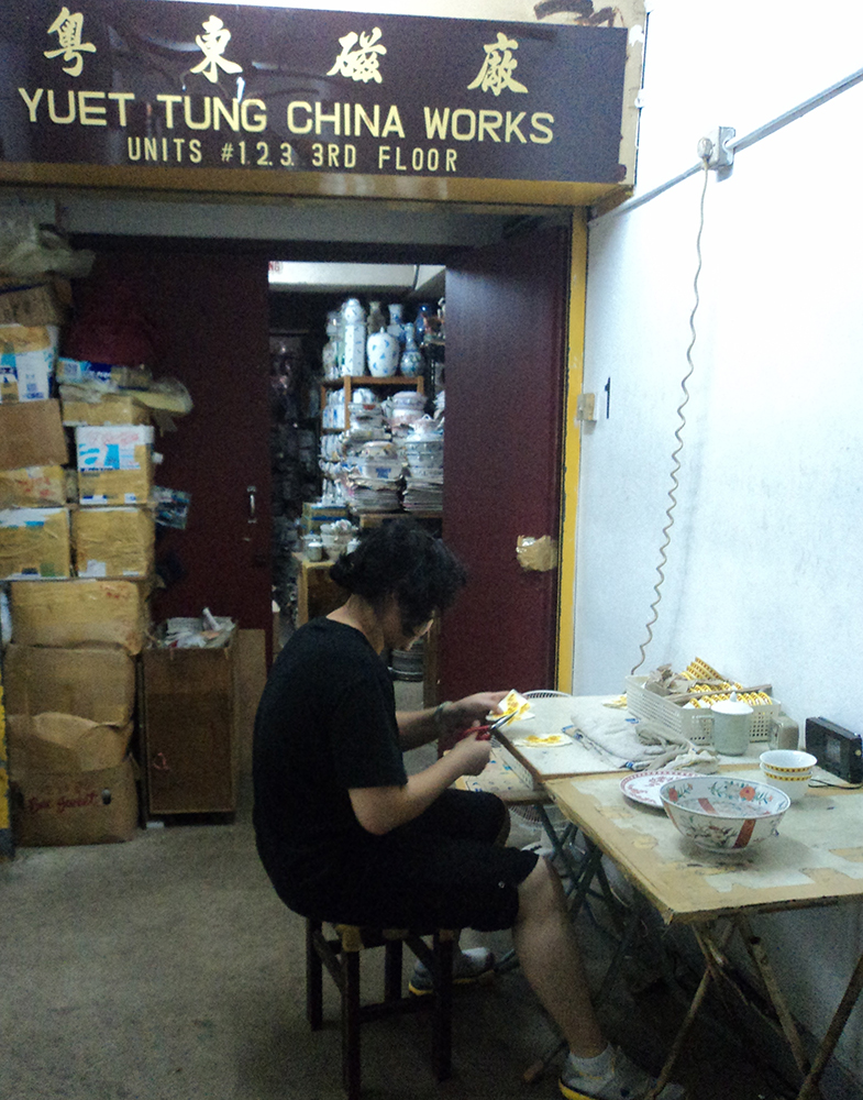 在店前預備圖案貼紙工序。