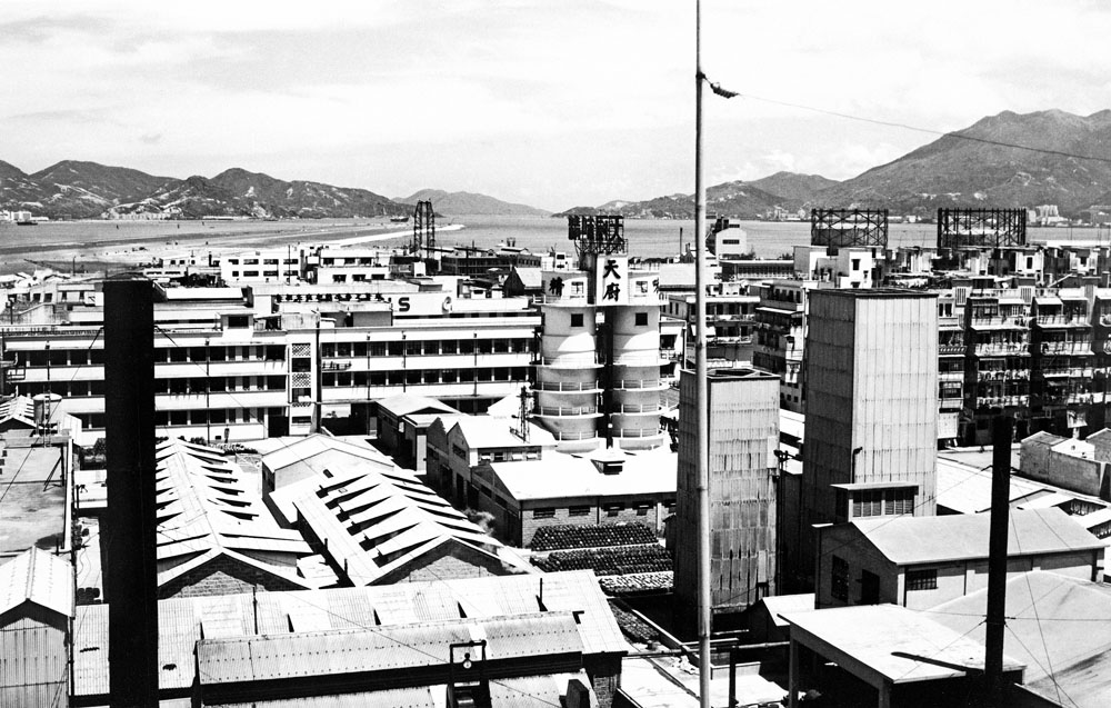 戰後土瓜灣北帝街、木廠街一帶有不少製造廠林立，其中天廚味精和屈臣氏 汽水廠最具代表，今天原址改建為住宅。(圖片 / 政府新聞處)