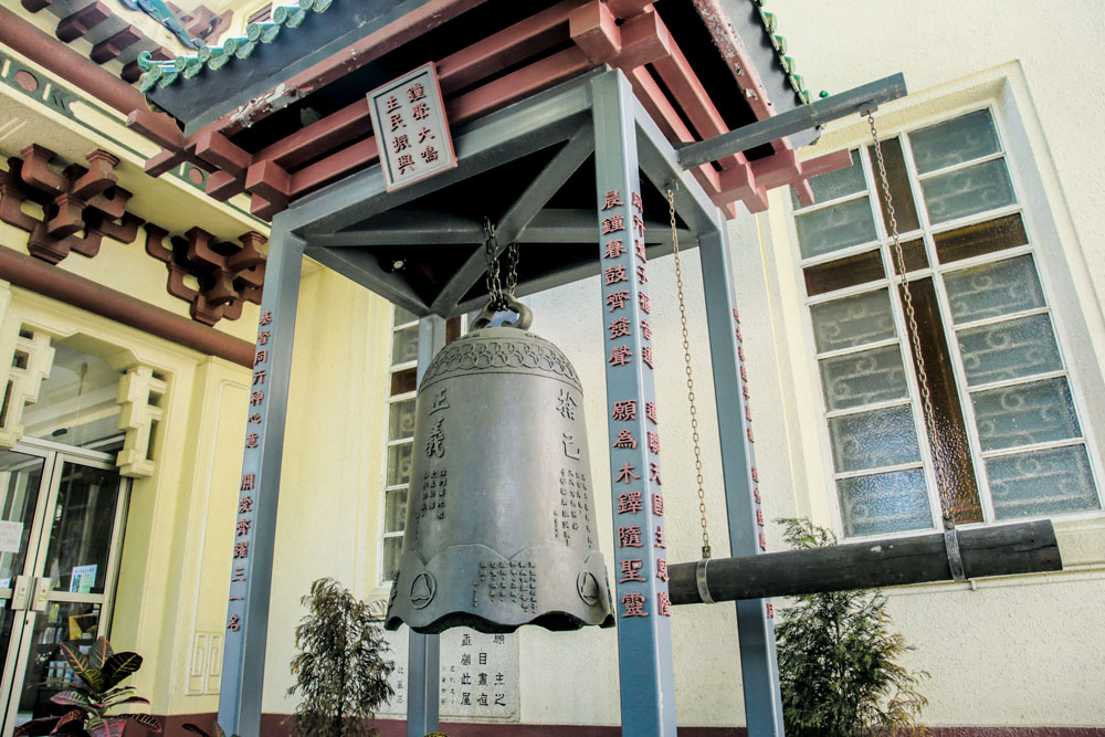 教堂效法佛寺布局，左右分別置有鐘和鼓。