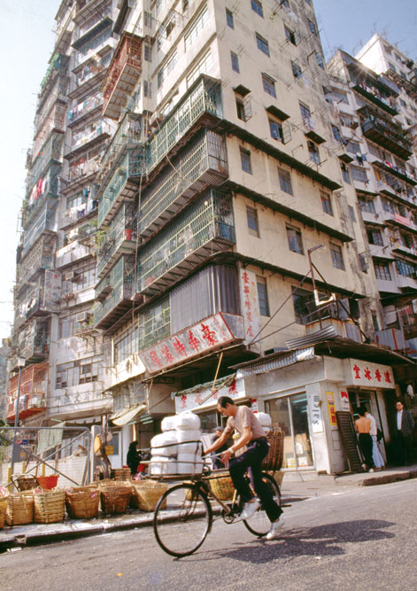 除了建築特色外，城寨反映了低下層居民的生活風貌，本身就是一個高度密集的自給自足小社區。