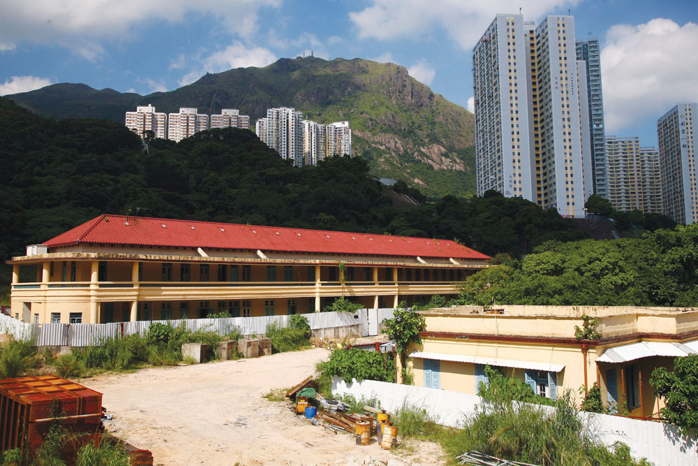 有保育團體要求政府用「以地換地」的方法，跟發展商協商，盡力保留具歷史價值的聖若瑟安老院。