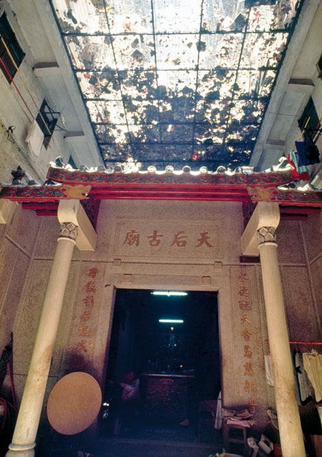 對於外人來說，城寨是藏污納垢之地，但對於居民的信仰，卻沒有關係，昔日寨內建有一座天后廟，頂上蓋有鐵絲網，防止垃圾掉下，被稱為「天羅地網」。