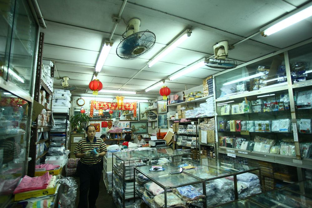 大生行貨物種類繁多，有條不紊地安放著各種貨物，包括襪子、手套、內衣、毛巾等，默默無聞地為街坊帶來最貼心綿密的四季呵護。