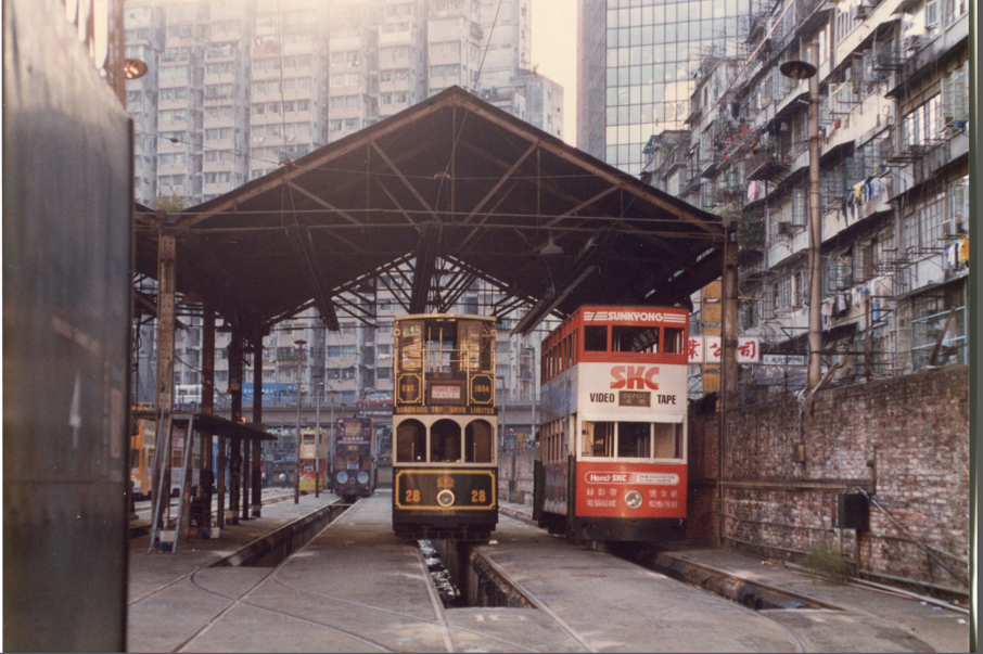 位於羅素街，九十年代建成的時代廣場提供購物消閒，曾經是電車公司的大型車廠。