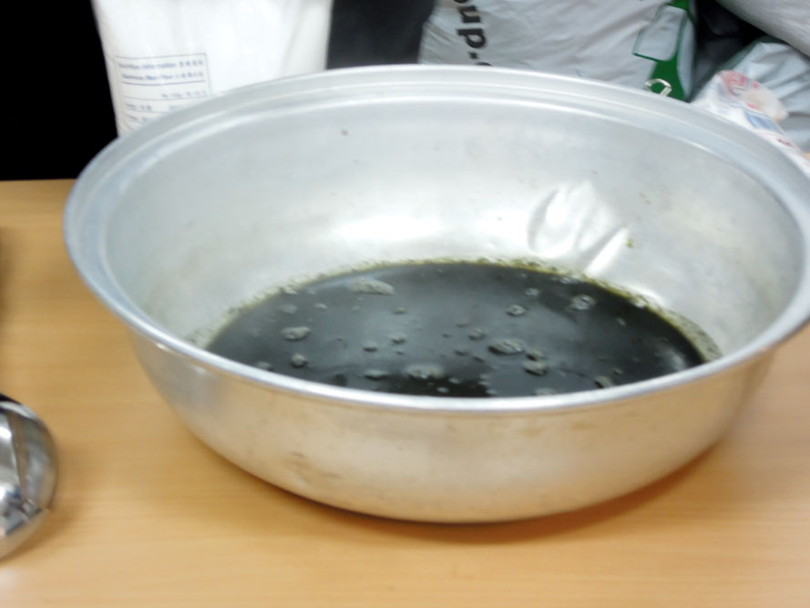茶粿製作2：把雞屎藤汁煲熱，在煮時加入片糖。