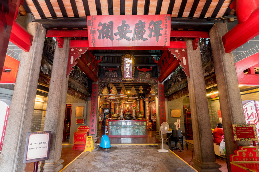 廟宇為兩進三開間設計，天井兩側的女兒牆亦有石灣陶塑裝飾。