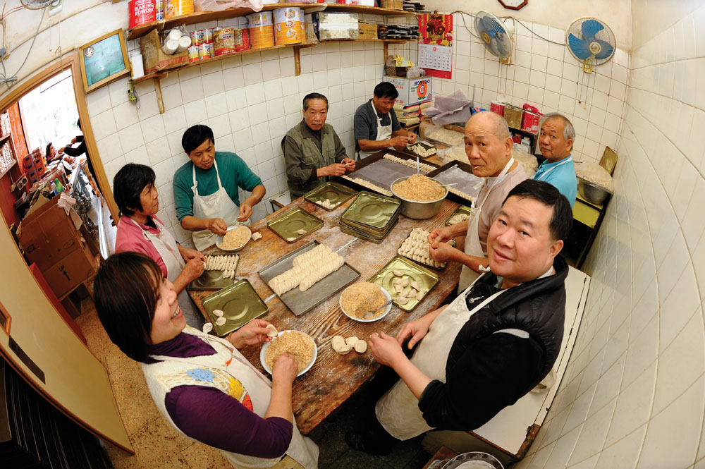 難得一見是工場內一班老師傅，共同製作賀年食品。