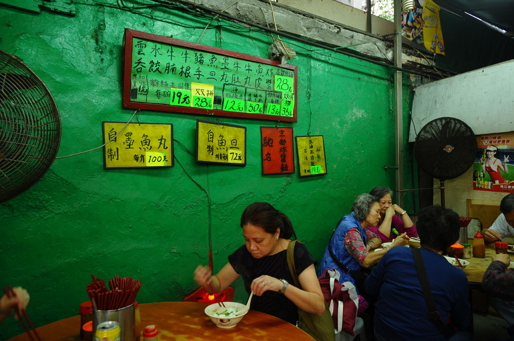 深水埗的牌檔集中地耀東街，歷年不知餵飽過多少街坊的五臟六腑。