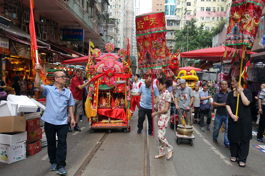 巡遊隊伍經過春秧街街市，令本來擠逼的街道更添熱鬧。