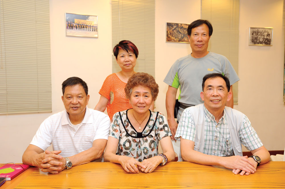 城寨拆卸後，居民各散東西，難得城寨街坊會找來數位舊街坊聚首話當年。前排左起：劉錦朝先生、曾建芬女士、葉德偉先生，後排：譚秀娟女士、陳祥全先生。