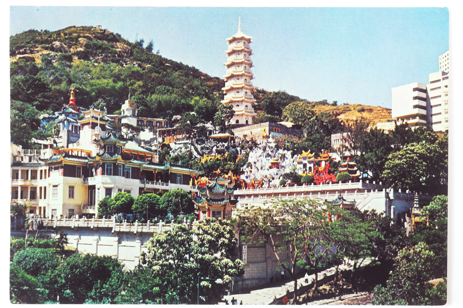 虎豹別墅倚山而建，佔地廣闊。其中的白塔更是聞名中外，有「虎塔朝暉」的美譽。