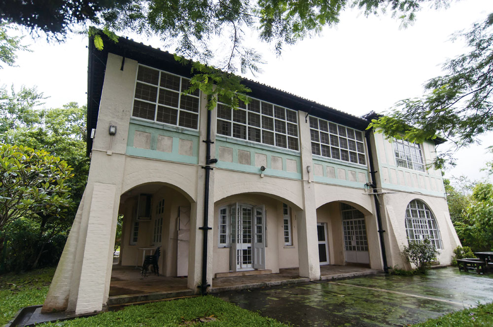 前政務司官邸的主建築，樓高兩層，設有游廊，內有飯廳、客廳、辦公室、四間睡房及一應設施。