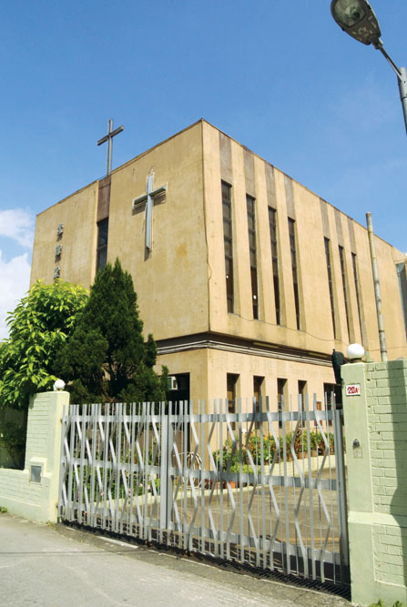 崇謙堂建於1983年，內有崇拜禮堂，供村中信徒聚會，每逢週日尤其熱鬧。
