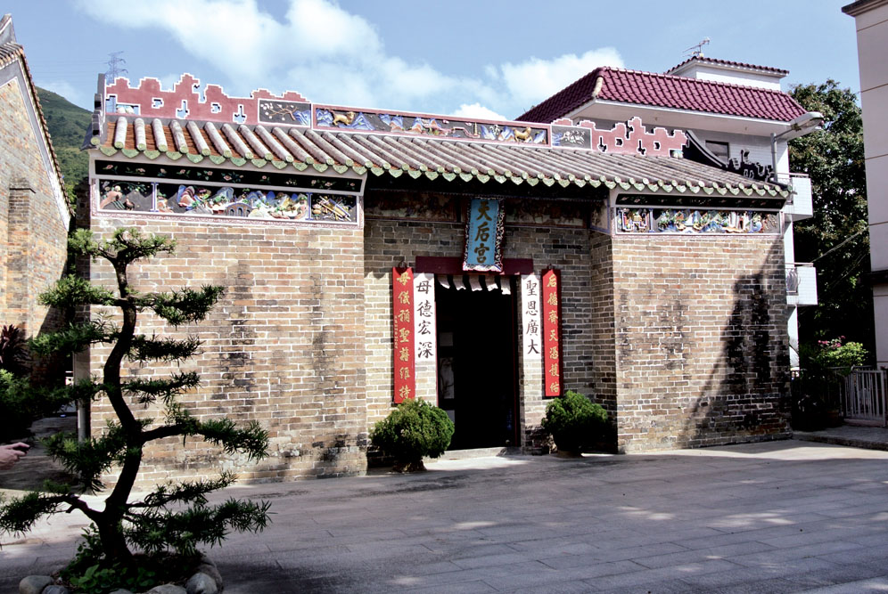 天后宮位於松嶺鄧公祠旁，年代久遠，無從考證。為兩進式建築，內有善信於康熙年間鑄造的銅鐘。