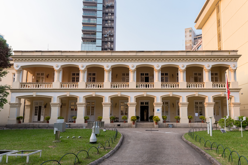 位於小山丘上的香港天文台，建於1883年，1984年被列為法定古蹟。