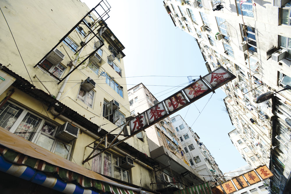 隨著工廠北移，屏富徑和屏麗徑一帶熱鬧不再，但這裏有一間位於樓上的清真寺，街上又有清真咖哩餐廳，正好成了巴基斯坦人安居樂業的地方。