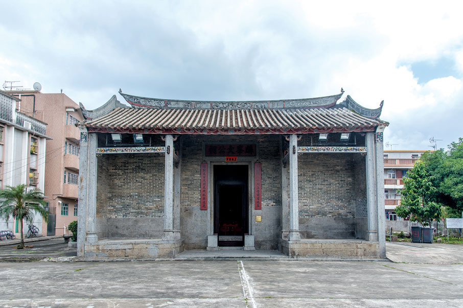 新田的祠堂以麟峰文公祠最大，屬三進兩院式建築。