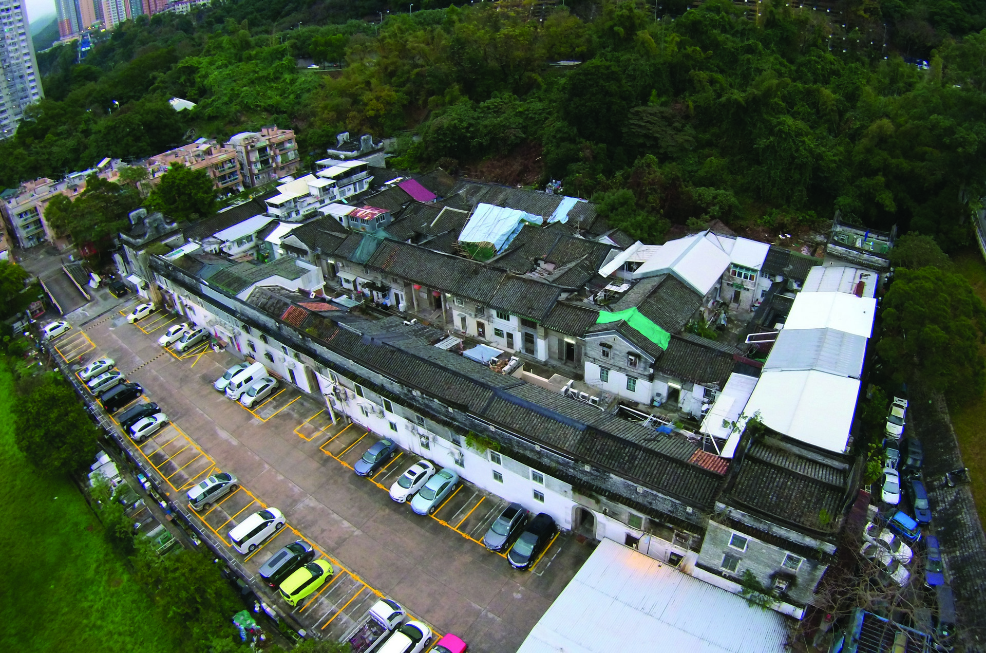 俯瞰客家圍屋，四角以更樓布防，三面大門通往外面，兩口水井設於天階。