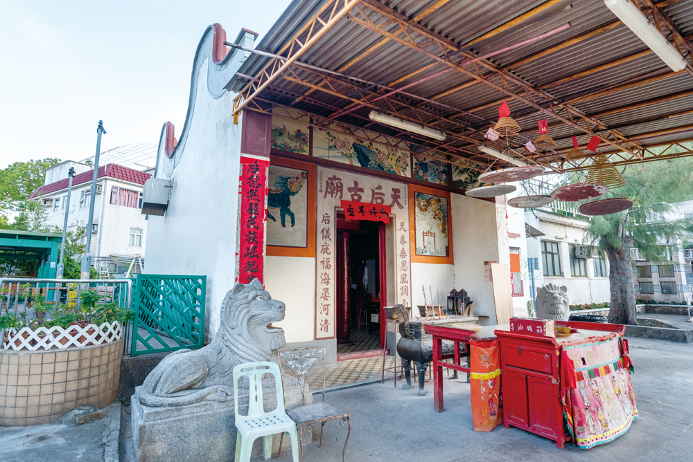 榕樹灣天后廟為兩進式傳統建築，但門外放置了西式石獅。