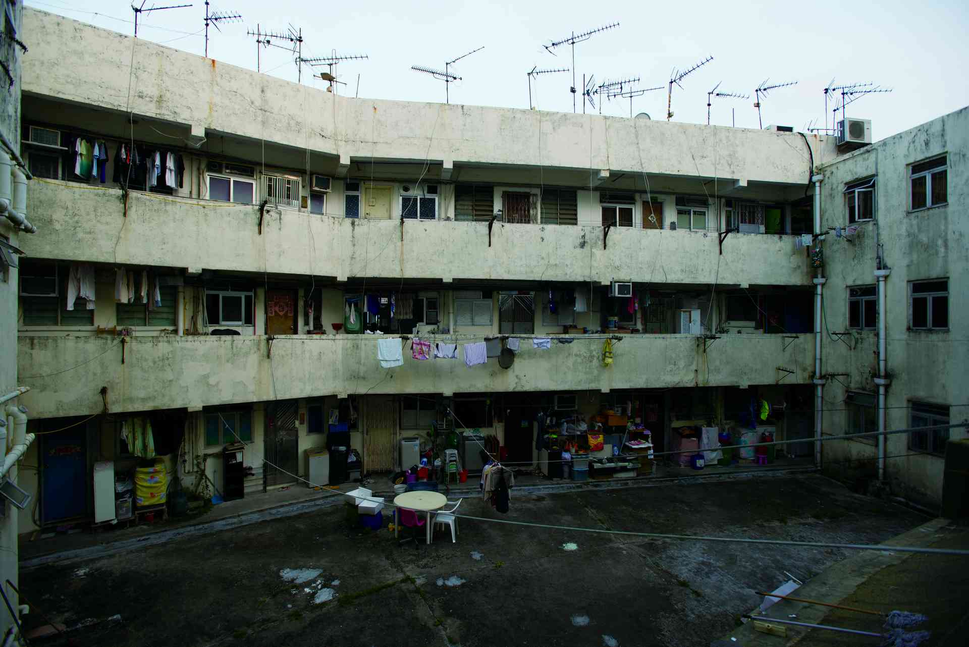 聖伯多祿村1965年由香港明愛興建，屋細，廁所浴室屋外公用，上岸漁民愛行去走廊盡頭望海。