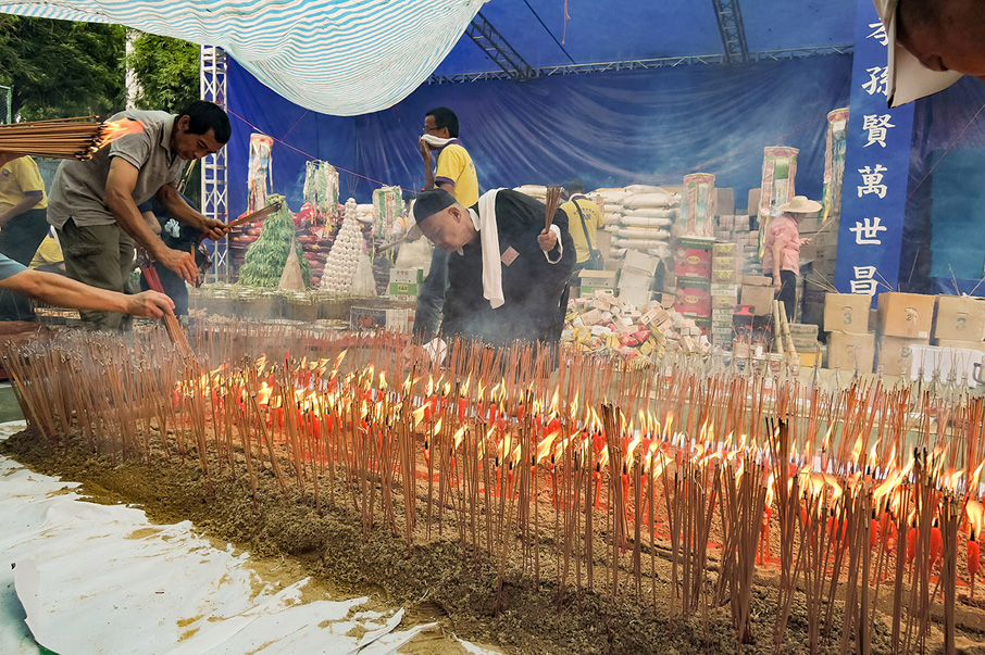 盂蘭勝會最後一天，居民燃點大量香燭祭祀「好兄弟」。